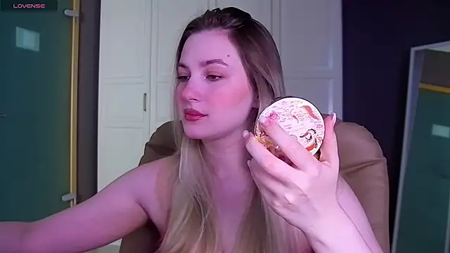 Snapshot of elinanortas chatting on 09.15.25 elinanortas online show from 09.15.25