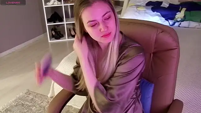 Snapshot of elinanortas chatting on 10.02.25 elinanortas online show from 10.02.25