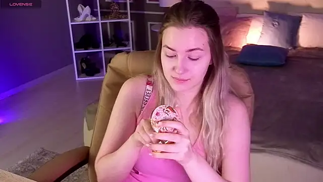 Snapshot of elinanortas chatting on 10.07.25 elinanortas online show from 10.07.25