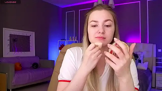 Snapshot of elinanortas chatting on 10.30.25 elinanortas online show from 10.30.25