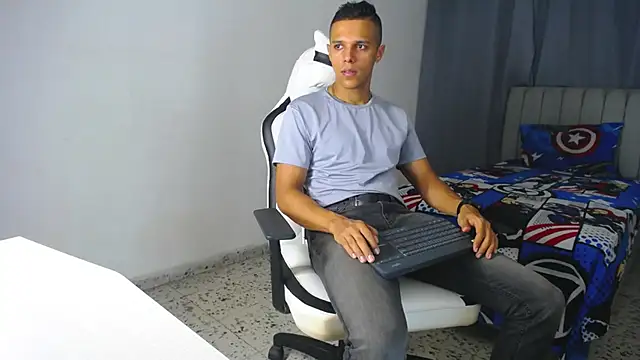 Snapshot of DavidAngell7 chatting on 02.01.25 DavidAngell7 online show from 02.01.25