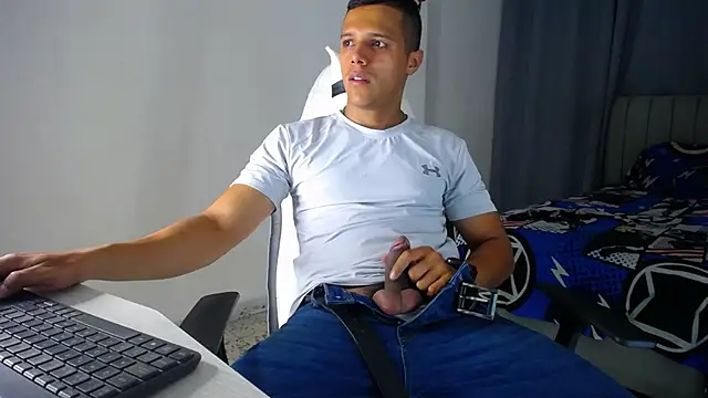 Snapshot of DavidAngell7 chatting on 12.18.25 DavidAngell7 online show from 12.18.25