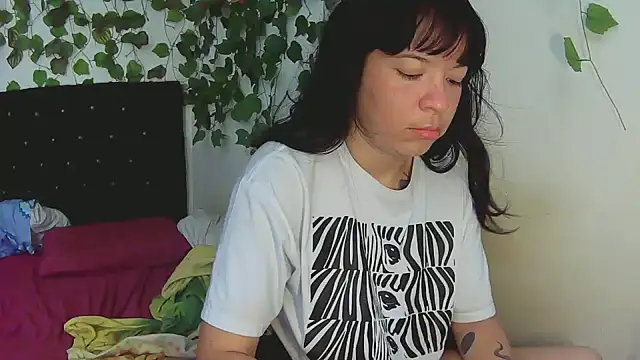 Snapshot of fresa_caliente chatting on 03.04.25 fresa caliente online show from 03.04.25
