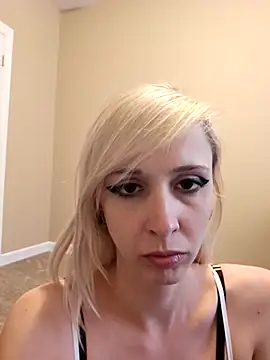 Snapshot of AmethystFoxx chatting on 10.21.25 AmethystFoxx online show from 10.21.25