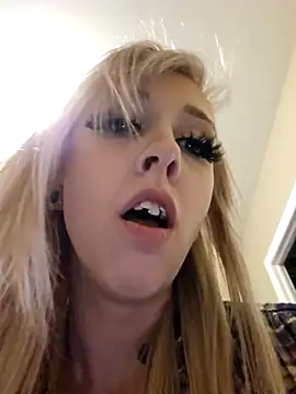 Snapshot of AmethystFoxx chatting on 11.16.25 AmethystFoxx online show from 11.16.25