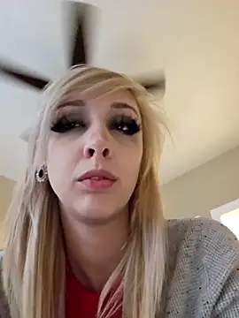 Snapshot of AmethystFoxx chatting on 11.28.25 AmethystFoxx online show from 11.28.25