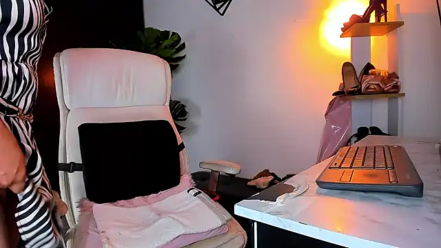 Emmiily 1 online show from 01.24.25