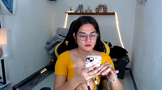 Snapshot of MarieLoveGlamorous chatting on 02.08.25 MarieLoveGlamorous online show from 02.08.25