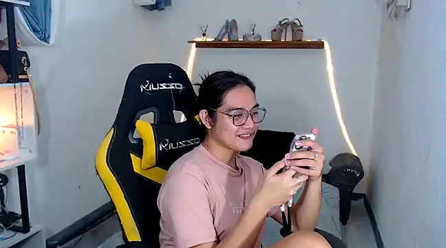 Snapshot of MarieLoveGlamorous chatting on 02.16.25 MarieLoveGlamorous online show from 02.16.25