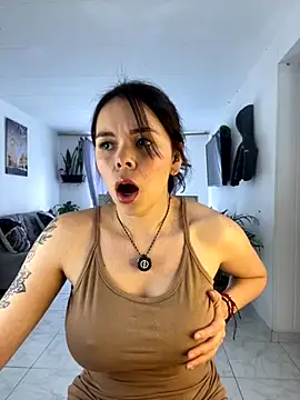 Snapshot of carolina16love chatting on 10.05.25 carolina16love online show from 10.05.25