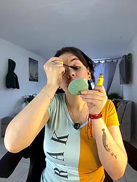 Snapshot of carolina16love chatting on 10.18.25 carolina16love online show from 10.18.25