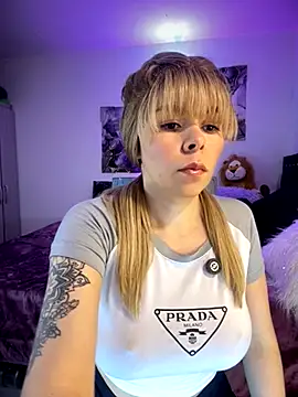 Snapshot of carolina16love chatting on 11.30.25 carolina16love online show from 11.30.25