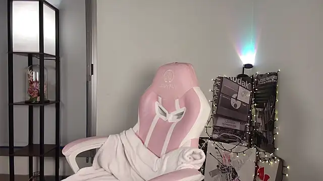 Snapshot of _monamour_ chatting on 03.20.25 monamour online show from 03.20.25