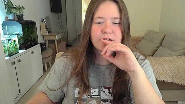 Snapshot of remirann_ chatting on 03.18.25 remirann online show from 03.18.25