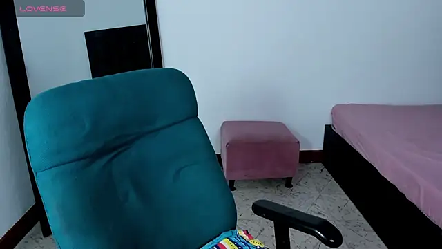 Snapshot of MaiaPetitte_ chatting on 12.30.24 MaiaPetitte online show from 12.30.24