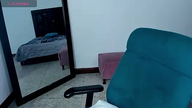 Snapshot of MaiaPetitte_ chatting on 01.23.25 MaiaPetitte online show from 01.23.25