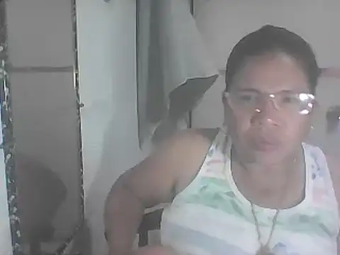 Snapshot of hotwet_mama4uxx chatting on 03.04.25 hotwet mama4uxx online show from 03.04.25