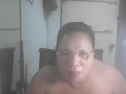 Snapshot of hotwet_mama4uxx chatting on 10.11.25 hotwet mama4uxx online show from 10.11.25