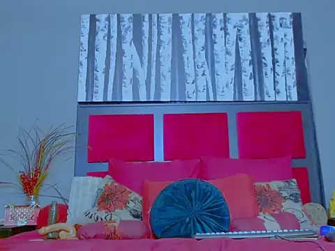 Snapshot of MissParis26 chatting on 11.28.25 MissParis26 online show from 11.28.25