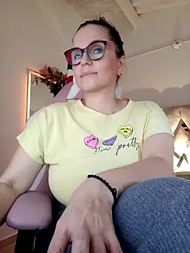 Snapshot of MariaPau_83 chatting on 12.25.24 MariaPau 83 online show from 12.25.24