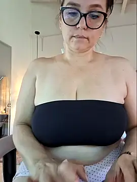 Snapshot of MariaPau_83 chatting on 10.19.25 MariaPau 83 online show from 10.19.25