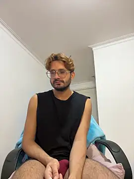 Snapshot of peterannaud chatting on 09.20.25 peterannaud online show from 09.20.25