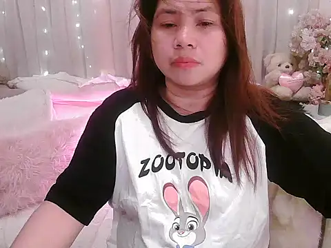 Snapshot of OhmyPinay chatting on 11.06.25 OhmyPinay online show from 11.06.25