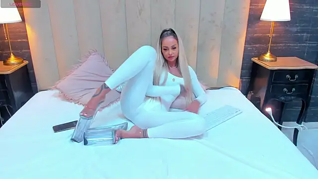 Snapshot of MelanieLexxx chatting on 12.19.24 MelanieLexxx online show from 12.19.24