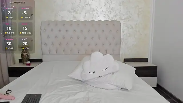 Snapshot of BiancaCruzzz chatting on 12.16.25 BiancaCruzzz online show from 12.16.25