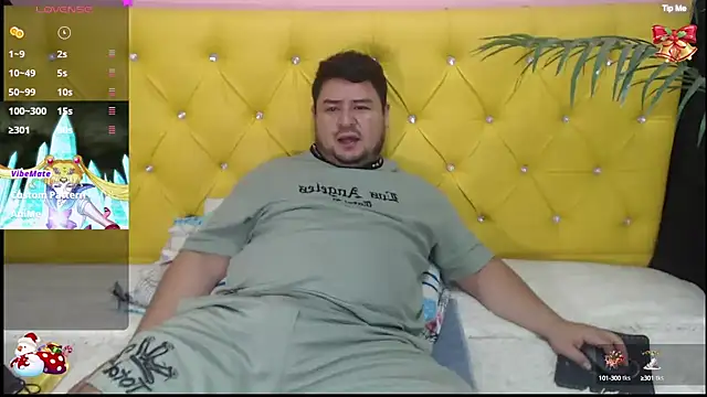 Snapshot of oso_dirty_ chatting on 12.13.24 oso dirty online show from 12.13.24