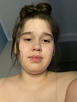 Snapshot of HornyGirlH chatting on 12.22.24 HornyGirlH online show from 12.22.24