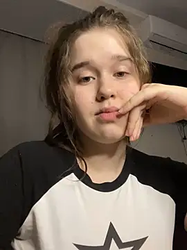 Snapshot of HornyGirlH chatting on 01.31.25 HornyGirlH online show from 01.31.25