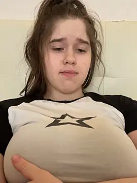 Snapshot of HornyGirlH chatting on 02.08.25 HornyGirlH online show from 02.08.25