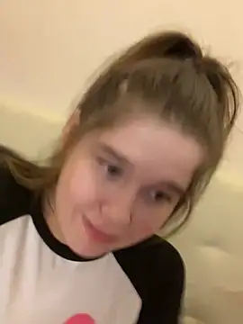 Snapshot of HornyGirlH chatting on 02.21.25 HornyGirlH online show from 02.21.25