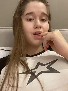 Snapshot of HornyGirlH chatting on 11.24.25 HornyGirlH online show from 11.24.25