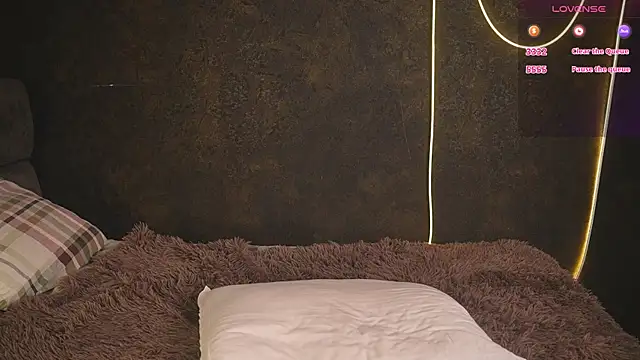 Snapshot of LinoAdaro chatting on 11.21.25 LinoAdaro online show from 11.21.25