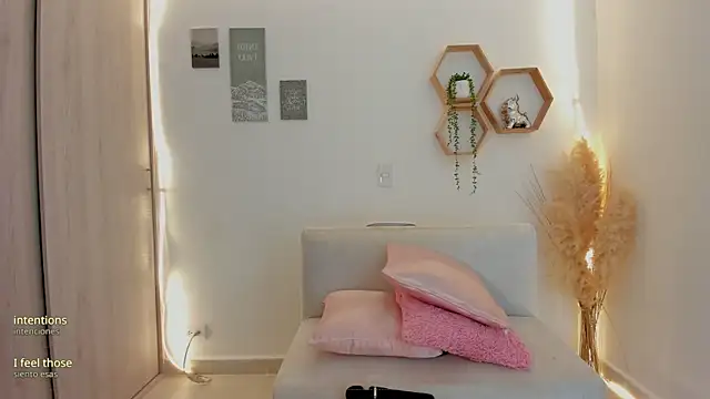 Snapshot of mariam_hill chatting on 07.28.26 mariam hill online show from 07.28.26