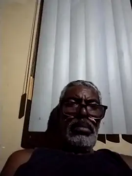 Snapshot of Thadew chatting on 12.04.25 Thadew online show from 12.04.25