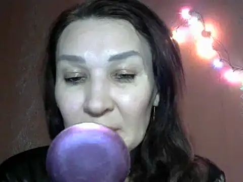 Snapshot of PrettyAndWild chatting on 12.13.24 PrettyAndWild online show from 12.13.24