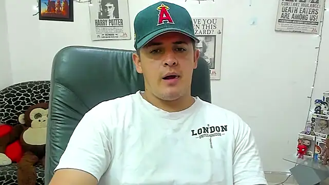 Snapshot of ney_22 chatting on 03.18.25 ney 22 online show from 03.18.25