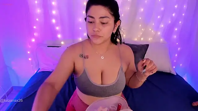 Snapshot of lucy26_ chatting on 10.16.25 lucy26 online show from 10.16.25