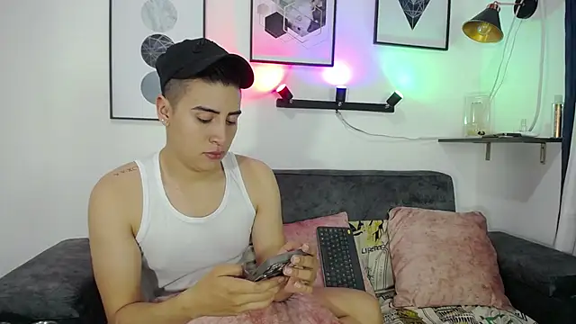 Snapshot of Tomas_and_liam chatting on 12.11.24 Tomas and liam online show from 12.11.24