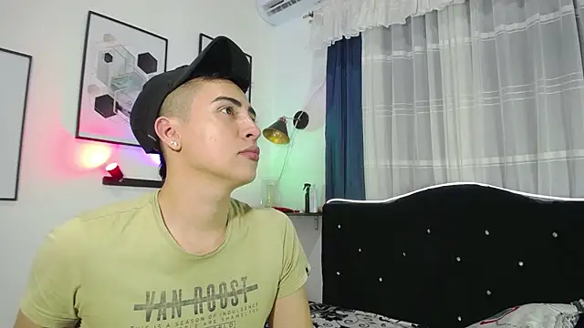 Snapshot of Tomas_and_liam chatting on 12.21.24 Tomas and liam online show from 12.21.24