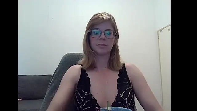 Snapshot of SavannaGirly chatting on 10.18.25 SavannaGirly online show from 10.18.25