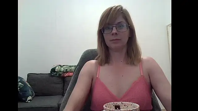 Snapshot of SavannaGirly chatting on 10.27.25 SavannaGirly online show from 10.27.25