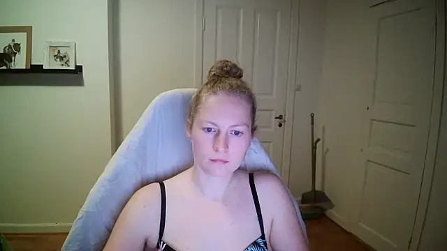 Girlnina-1995 online show from 10.16.25