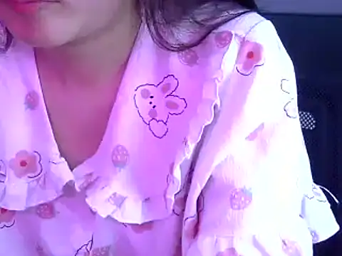 Snapshot of Bee_2k chatting on 06.19.26 Bee 2k online show from 06.19.26