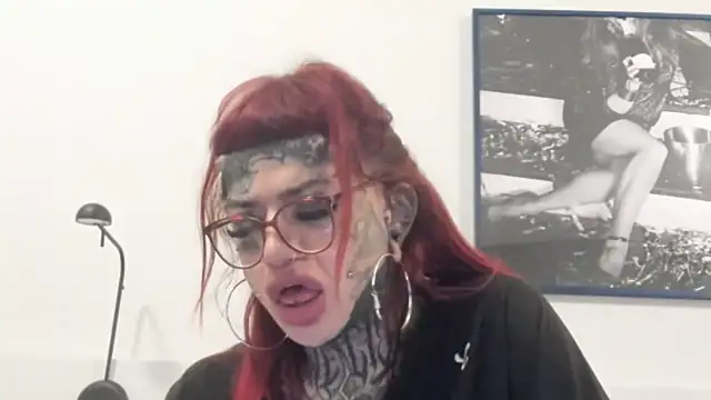 Snapshot of tamarapervert chatting on 03.17.26 tamarapervert online show from 03.17.26