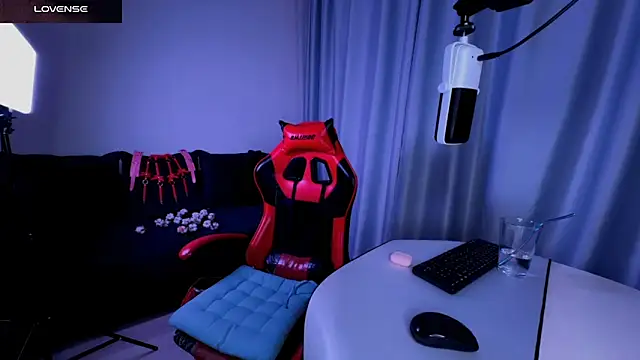 Snapshot of DivineBite chatting on 03.06.25 DivineBite online show from 03.06.25