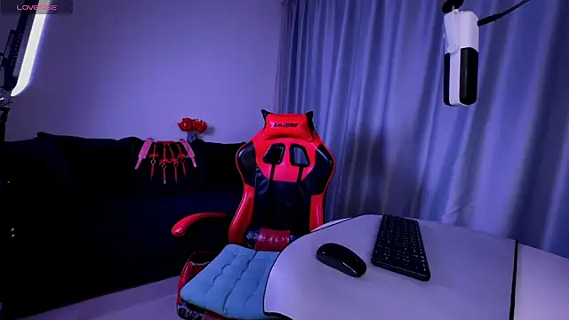 Snapshot of DivineBite chatting on 03.22.25 DivineBite online show from 03.22.25